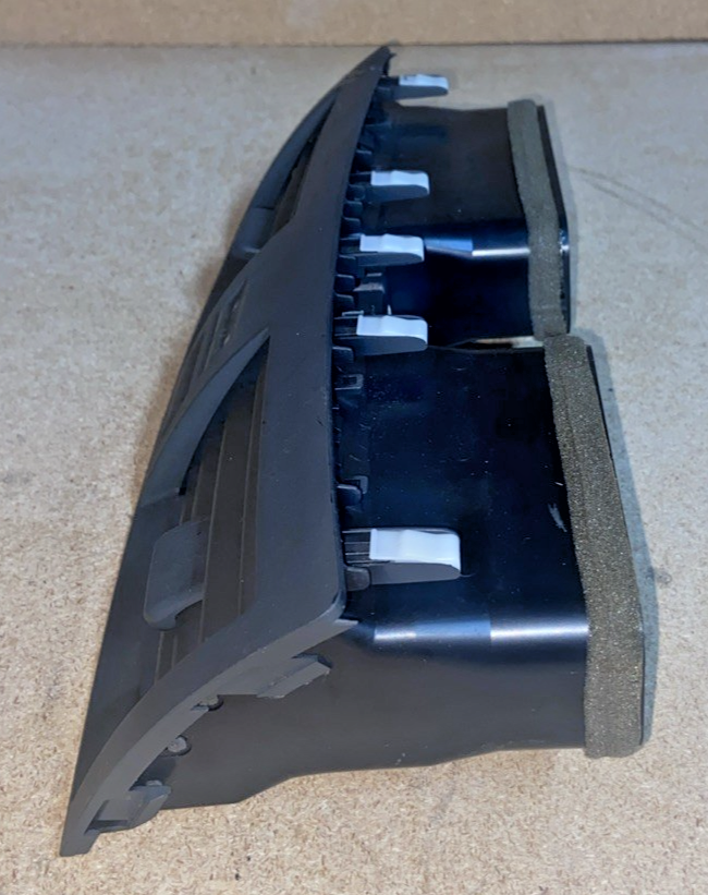 2007-2011 Toyota Camry Dashboard A/C Air Vent Assembly 84332-06100 (corner Chip