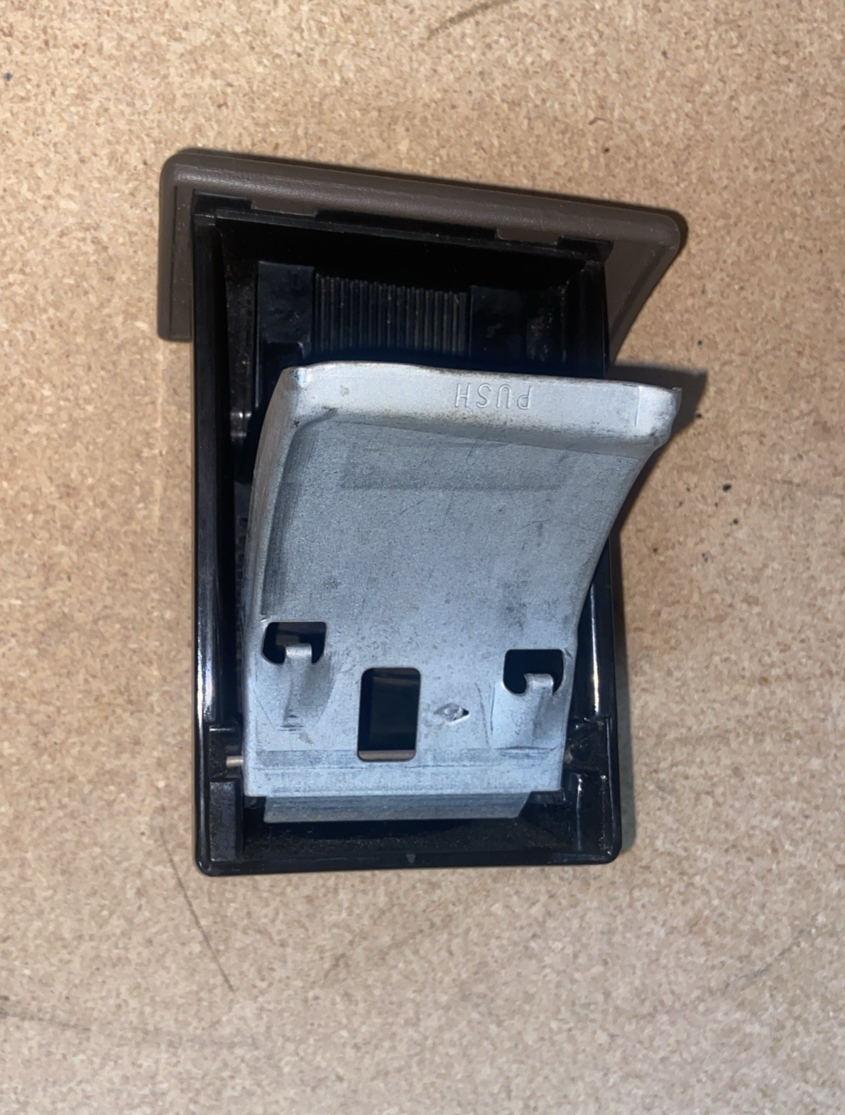 Cenicero de salpicadero color canela OEM para Toyota Tundra Sequoia 2000-2006