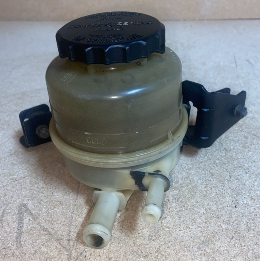 Depósito del líquido de la dirección asistida de un Toyota Tundra 2003