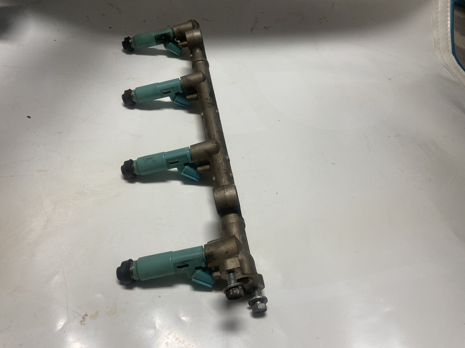 2005 Toyota Highlander Fuel Rail With Fuel Injectors