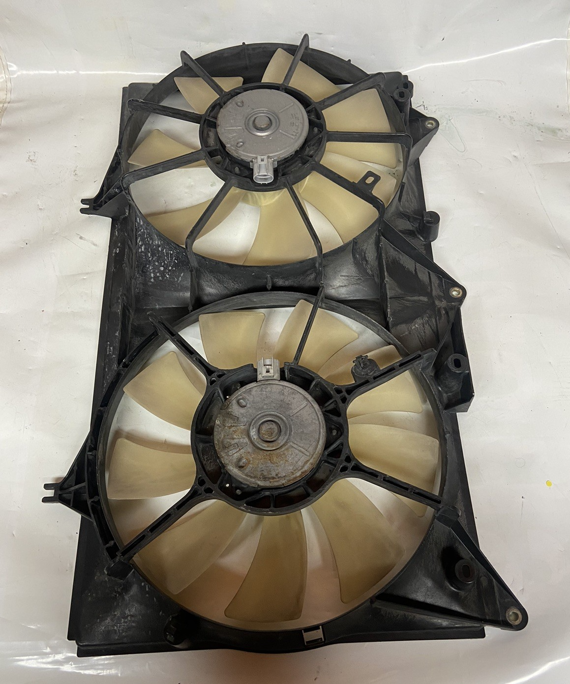 2002-2003 Lexus ES 300 Dual Radiator and Condenser Fan Assembly