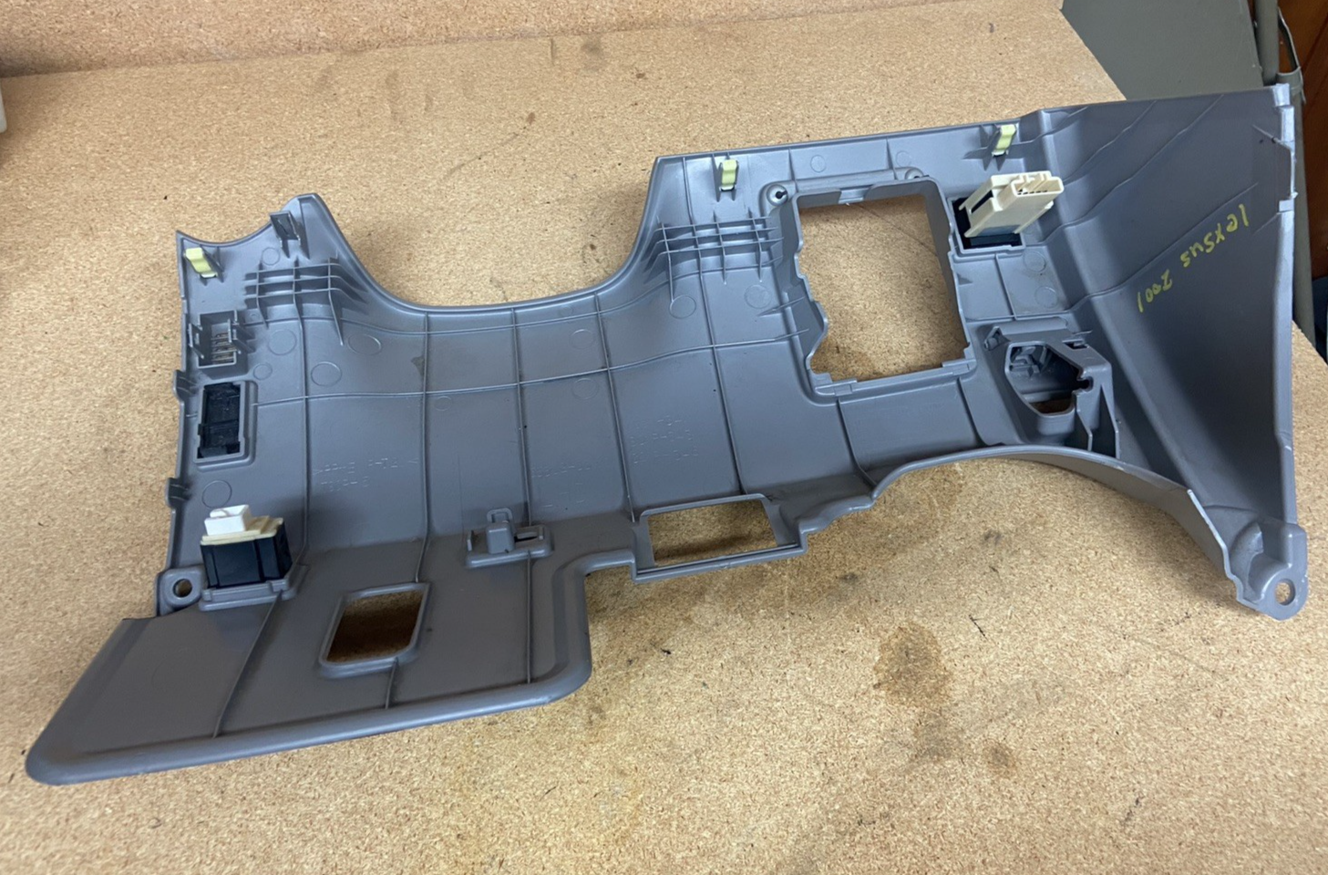 2002-2006 LEXUS ES300 LOWER DASH DRIVER SIDE KICK PANEL W/COIN TRAY 55302-33110