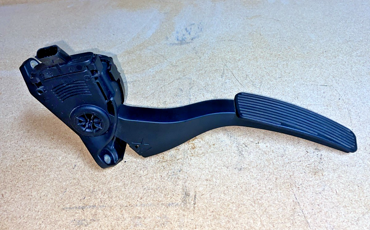 2012-2018 Dodge Caravan Accelerator Gas Pedal 05281418AA OEM