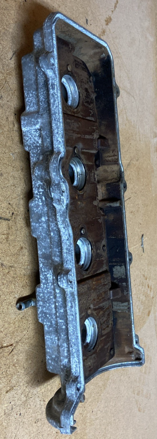 2000-2004Toyota Tundra Right Side Valve Cover( 2001-2007 Seqouia)