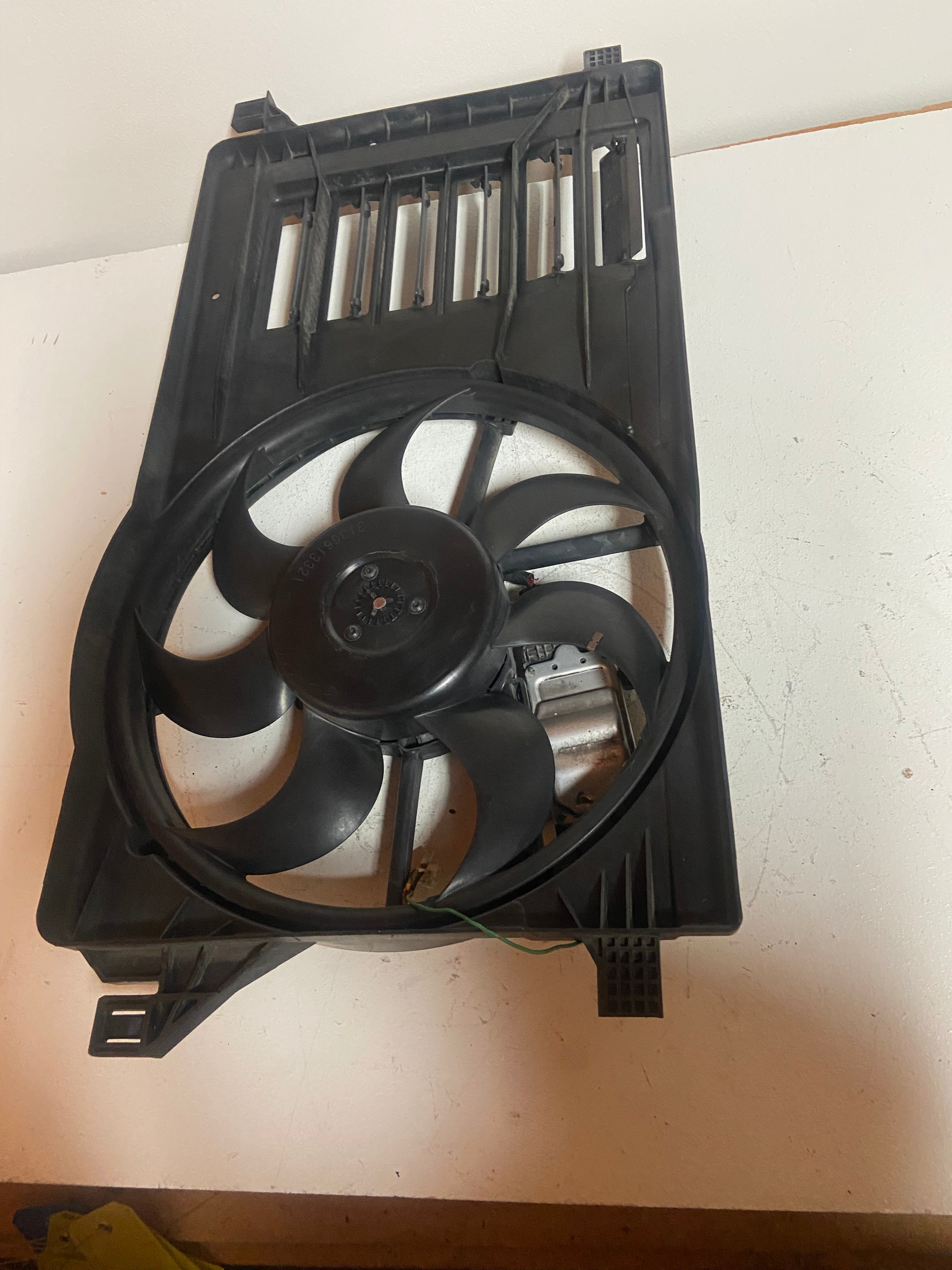 Electric radiator cooling fan assembly with four-blade fan in black plastic shroud