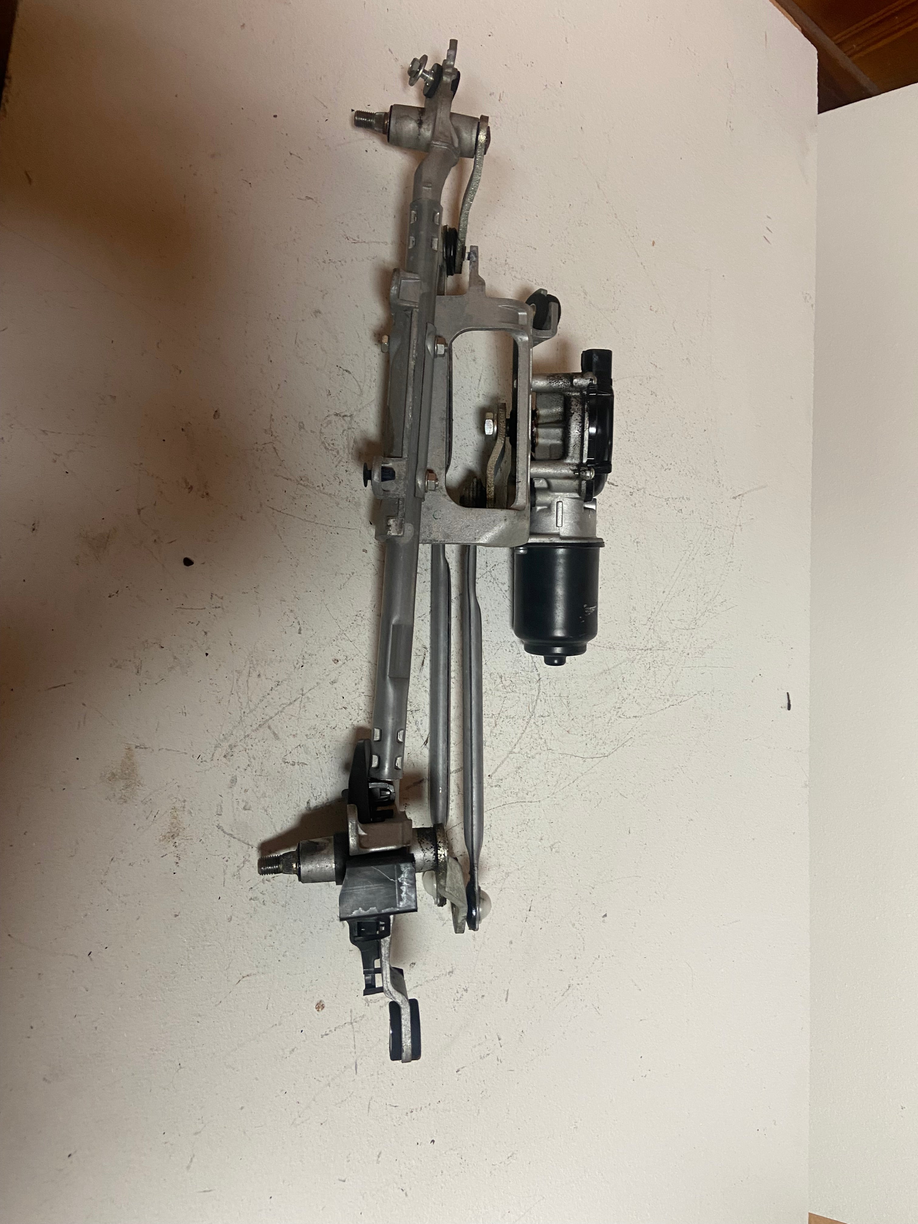 Windshield wiper motor and linkage assembly, side view with black motor
