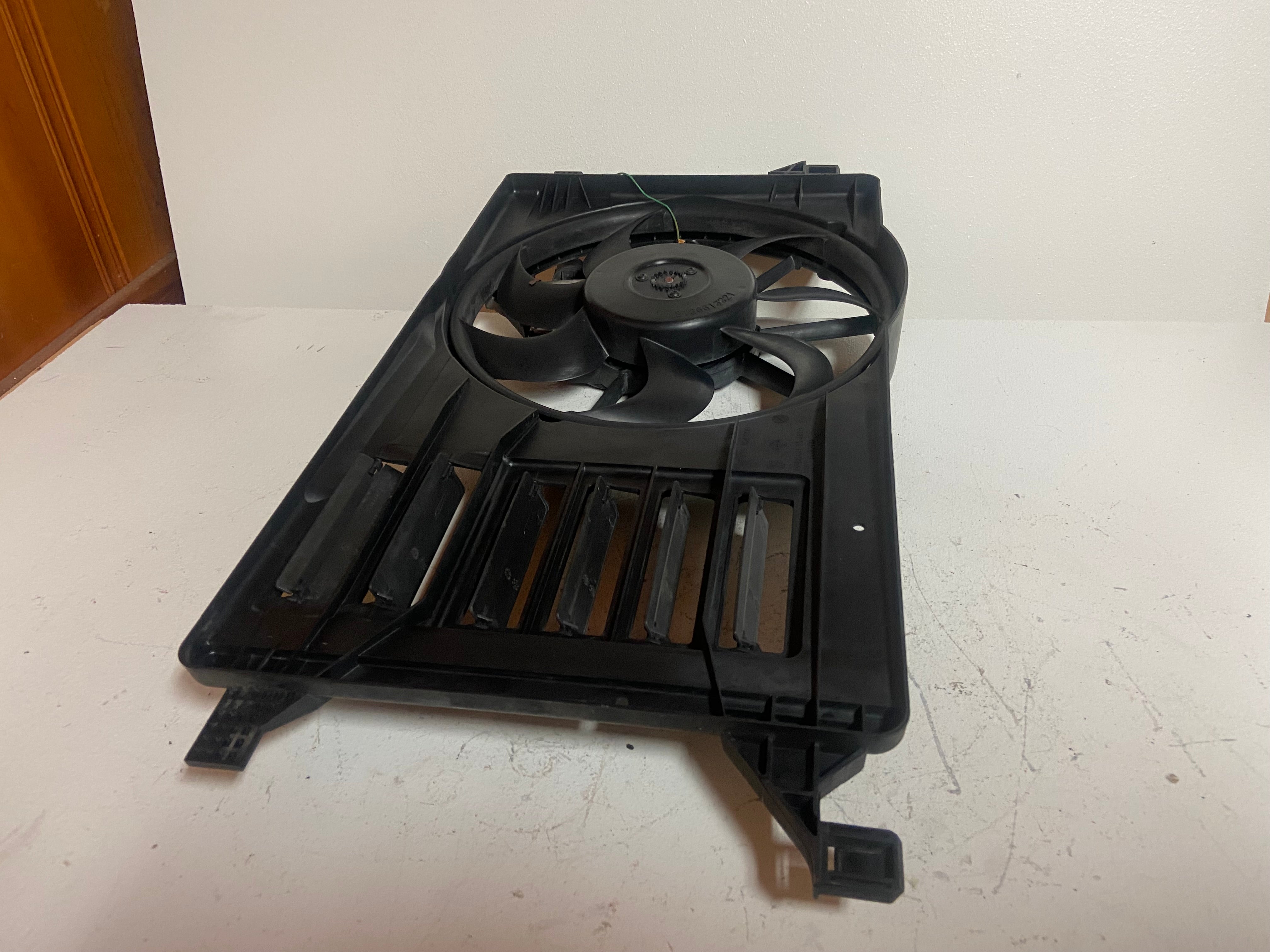 Electric radiator cooling fan assembly with black fan shroud and four-blade fan