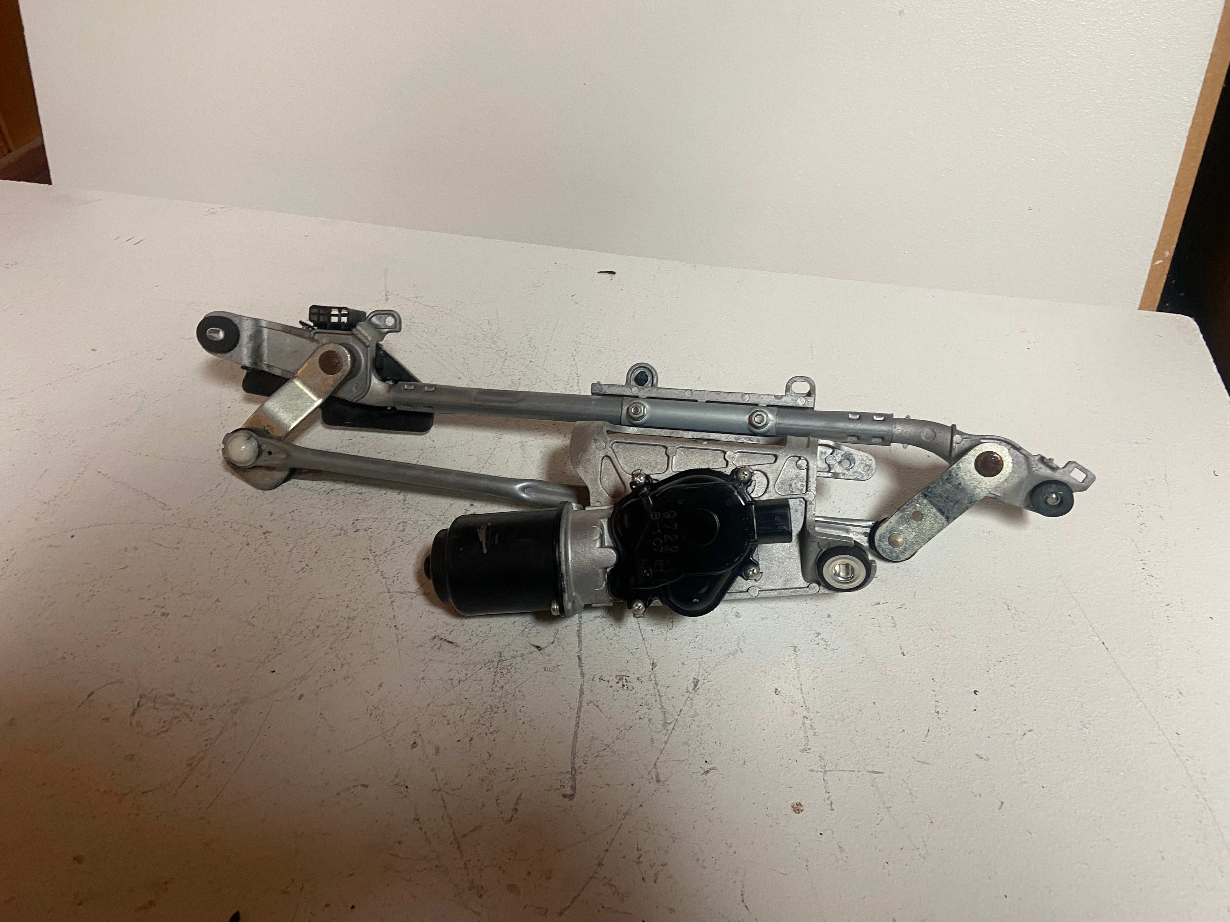 Windshield wiper linkage assembly with motor housing and pivot joints