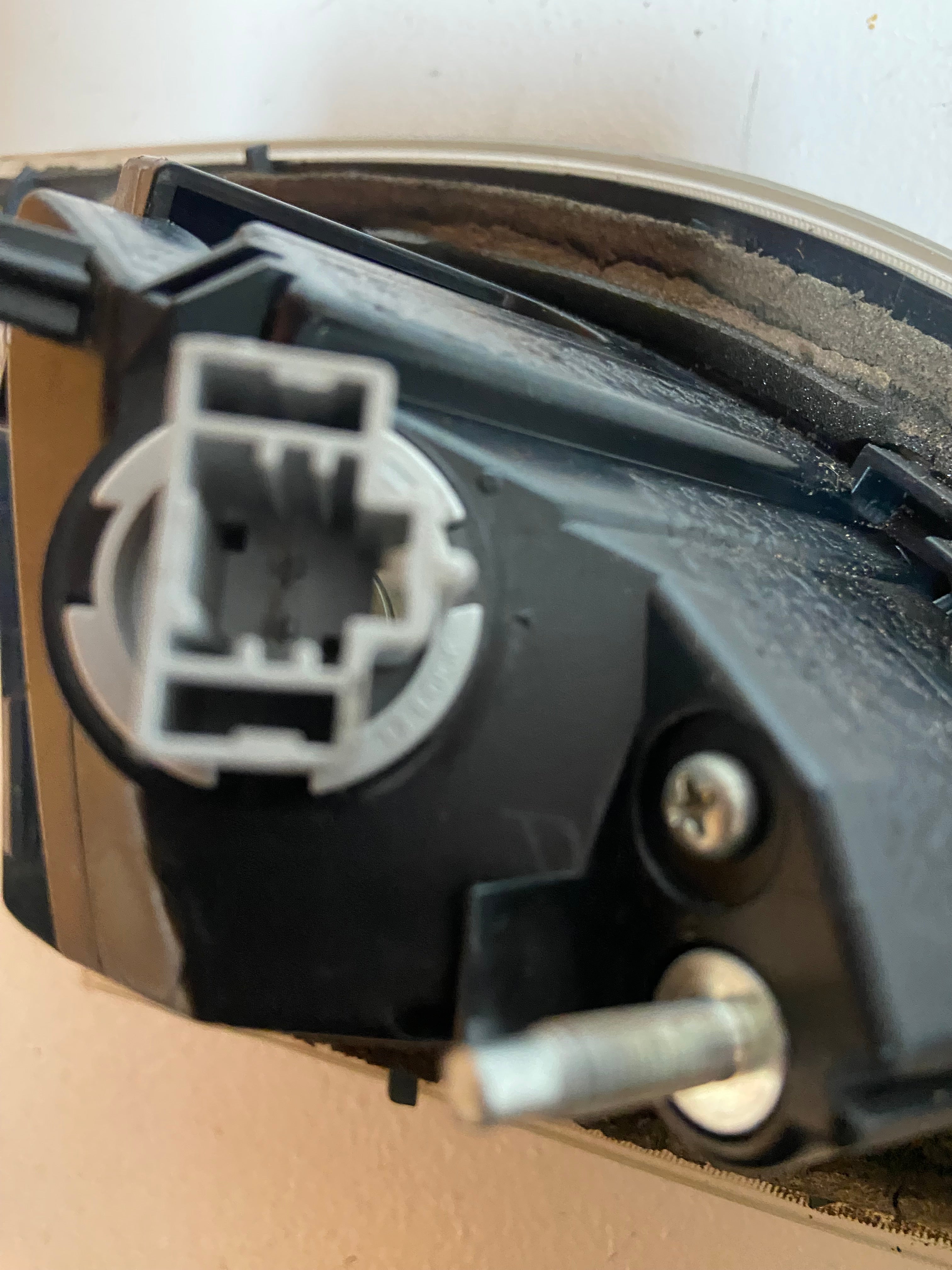 Right rear tail light and reverse lamp assembly, close-up of internal connector