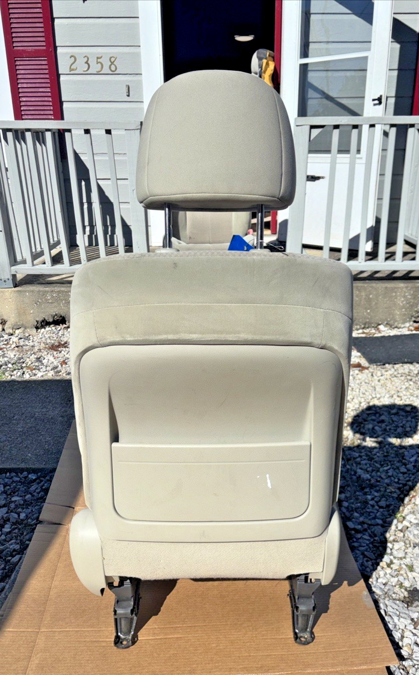 2010-2011 TOYOTA CAMRY LE DRIVER SIDE FRONT CLOTH BUCKET SEAT