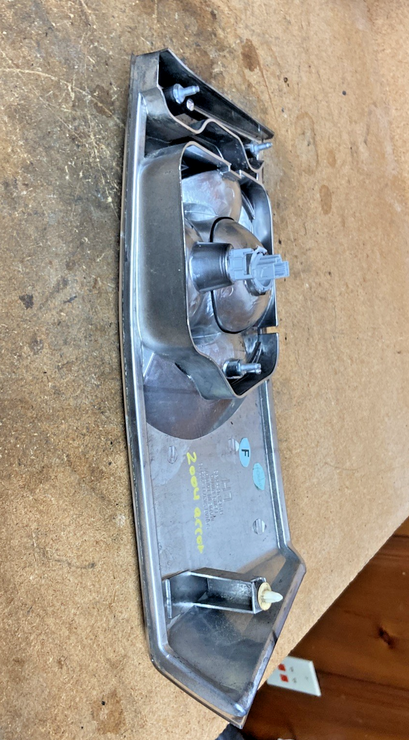 Conjunto de luces traseras del lado izquierdo del conductor de un Honda Accord 2004 (alternativo)