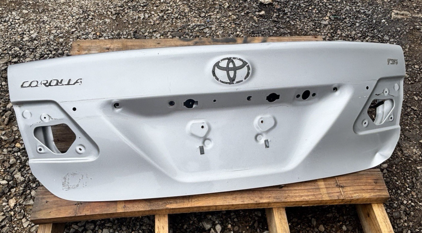 TAPA DE MALETERO TRASERA OEM ORIGINAL TOYOTA COROLLA 2011-2013