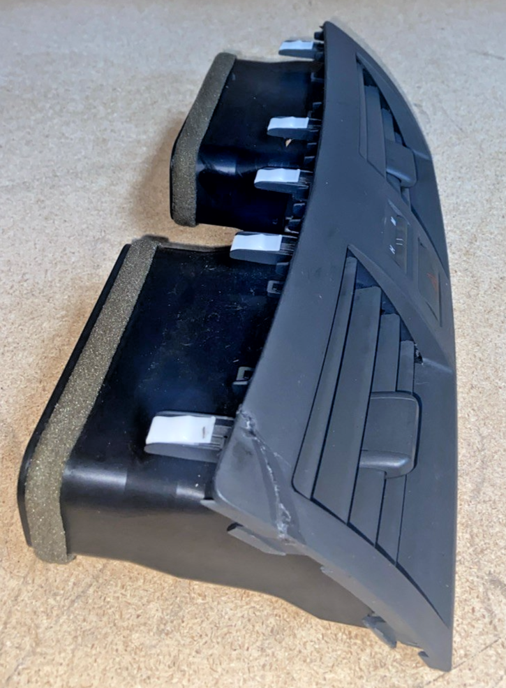 2007-2011 Toyota Camry Dashboard A/C Air Vent Assembly 84332-06100 (corner Chip