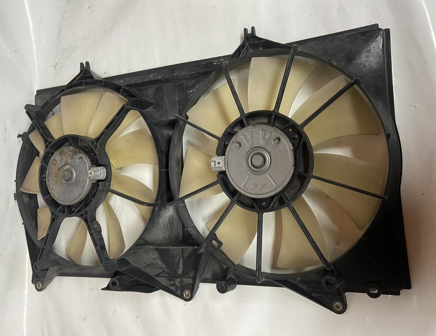 2002-2003 Lexus ES 300 Dual Radiator and Condenser Fan Assembly