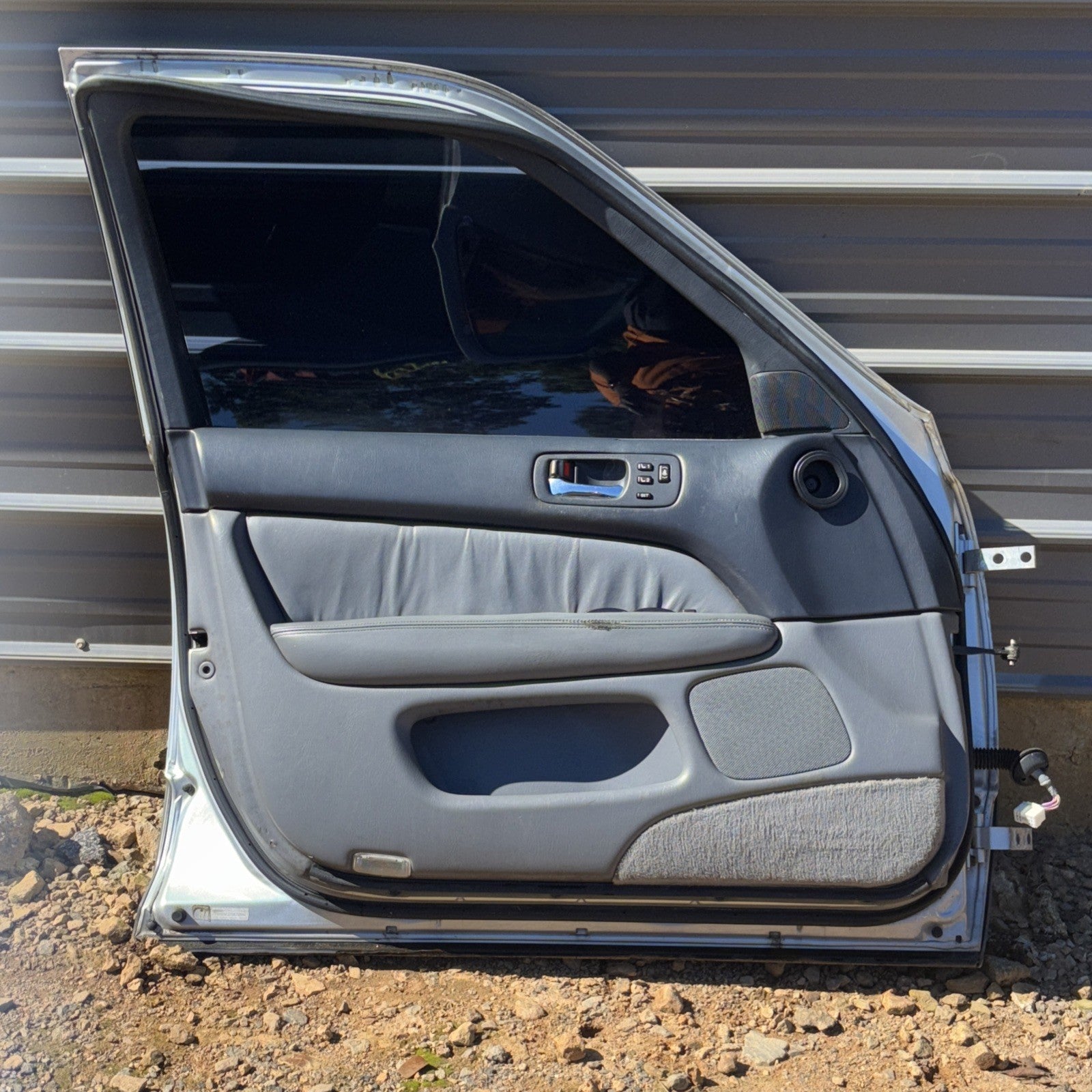1998-2000 Lexus LS 400 Conjunto de panel de la puerta izquierda del conductor OEM plateado
