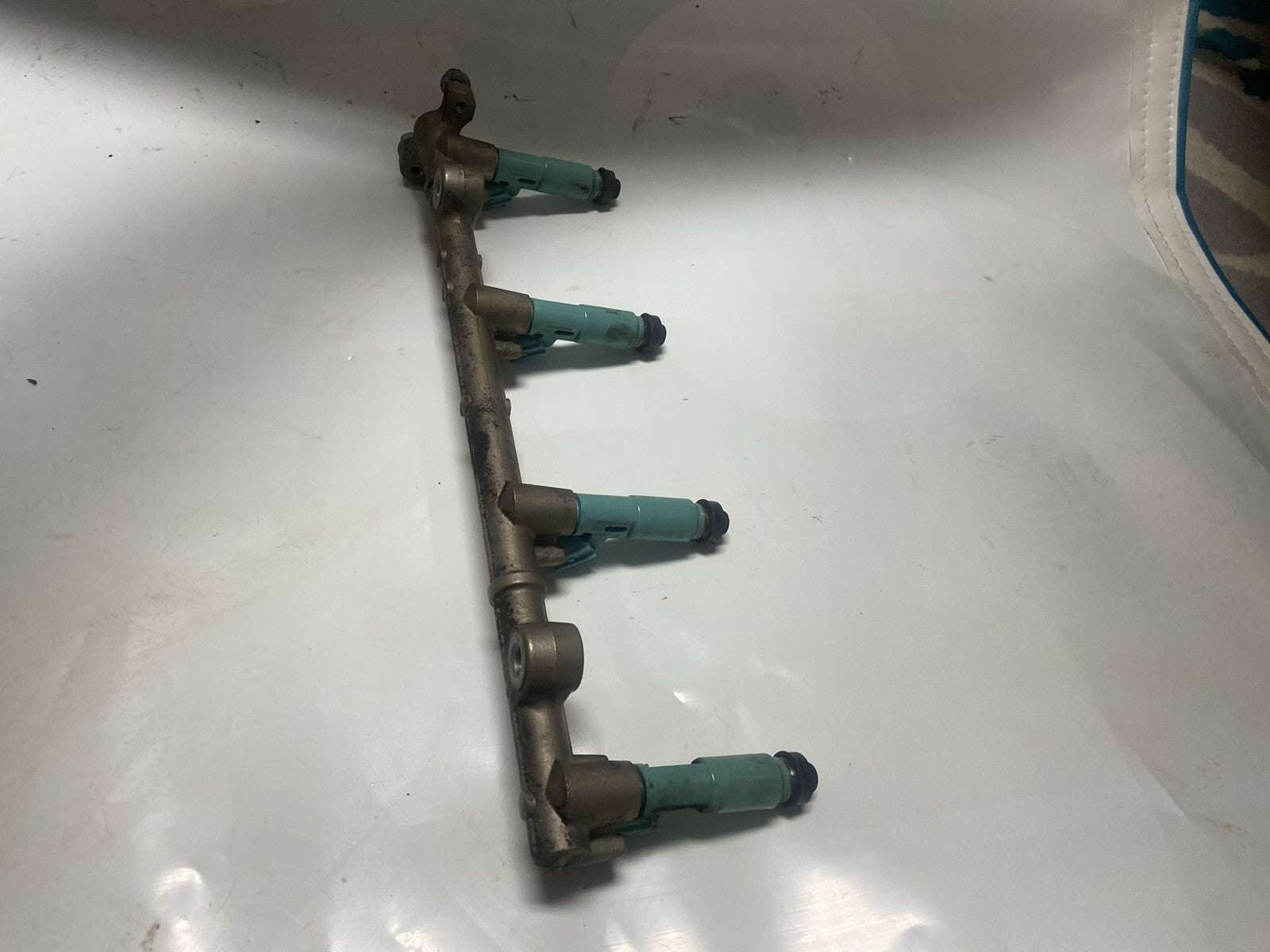2005 Toyota Highlander Fuel Rail With Fuel Injectors