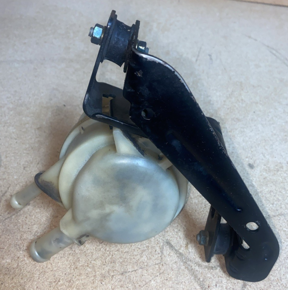 Depósito del líquido de la dirección asistida de un Toyota Tundra 2003