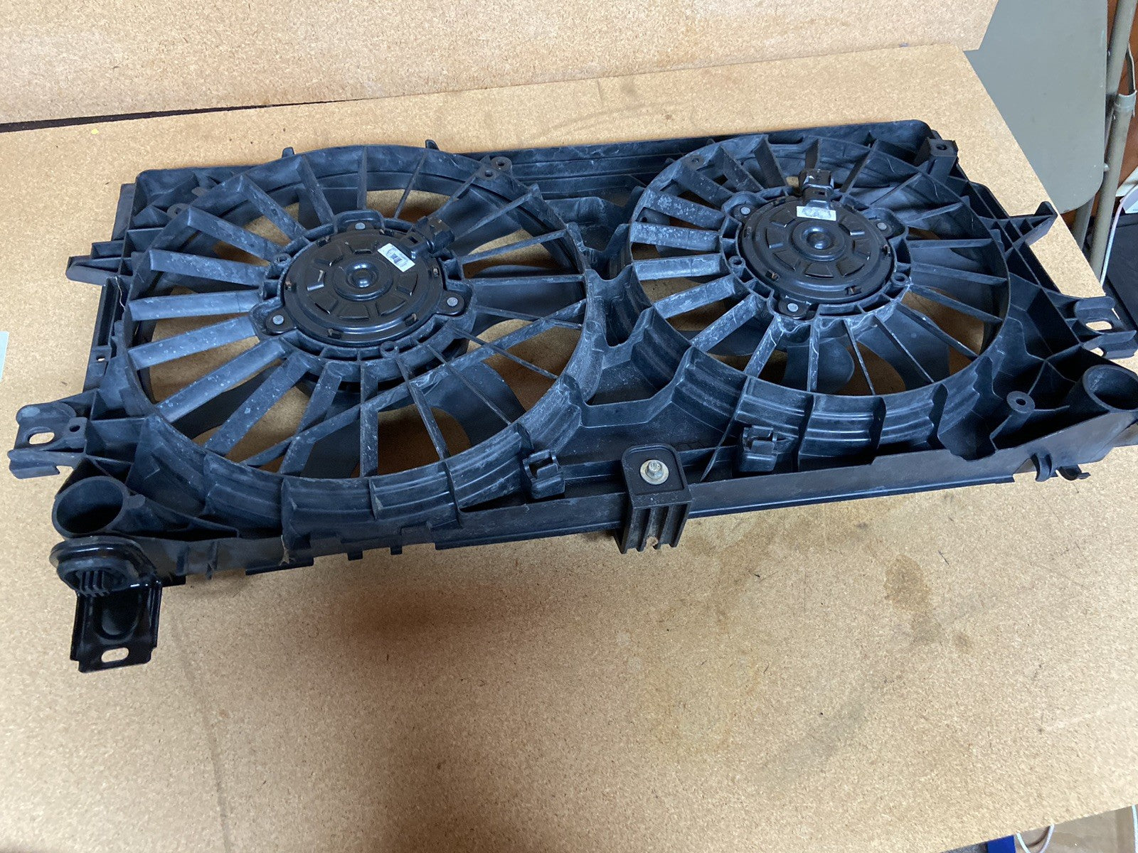 2006-2016 Chevrolet Impala Radiator Cooling Fan Motor Assembly 89018697 OEM