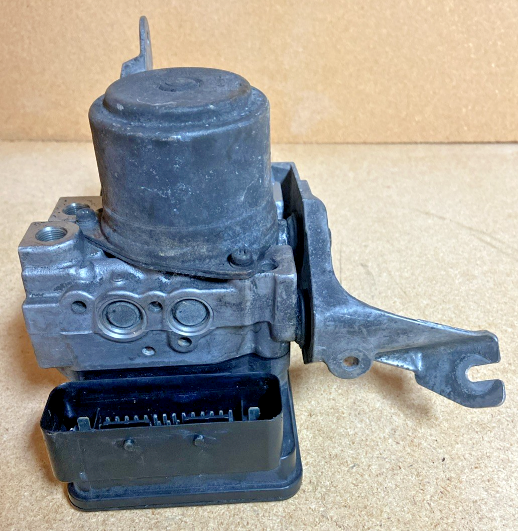 2006-2008 Acura TSX Anti-Lock Braking System (ABS) Pump Control Module Assembly