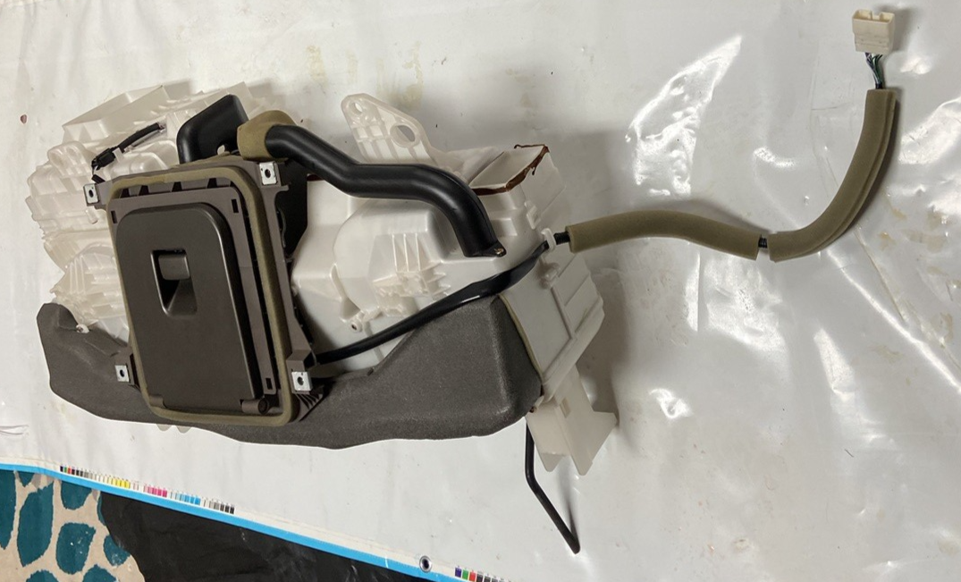 01-02 Lexus XF30 LS430 Rear A/C Evaporator & Fridge Cooler 87030-50020