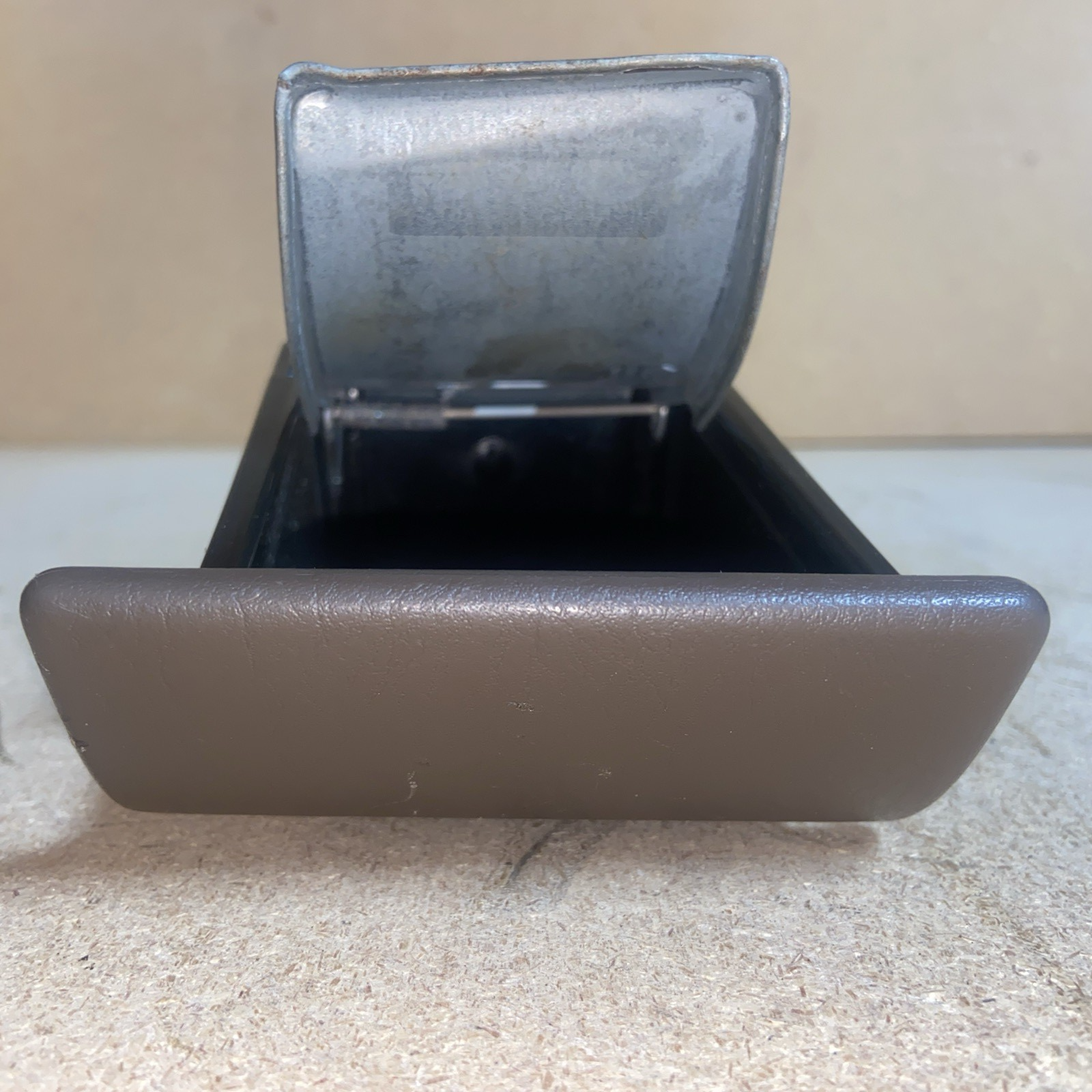 Cenicero de salpicadero color canela OEM para Toyota Tundra Sequoia 2000-2006