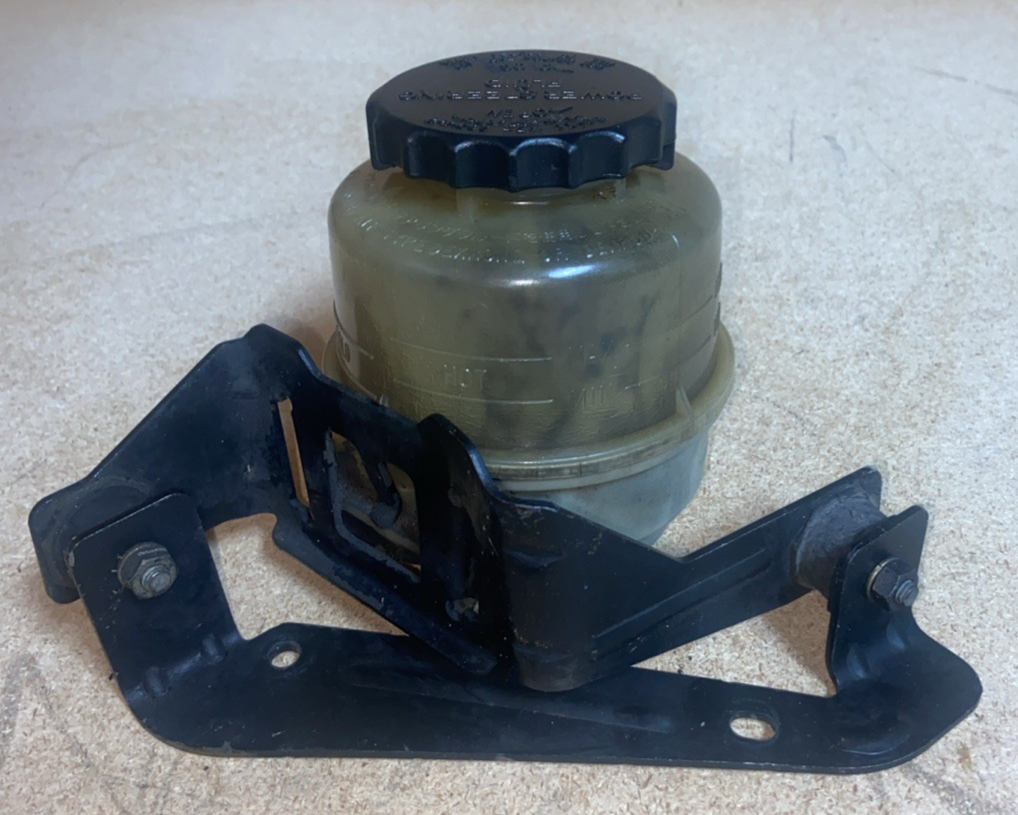 Depósito del líquido de la dirección asistida de un Toyota Tundra 2003