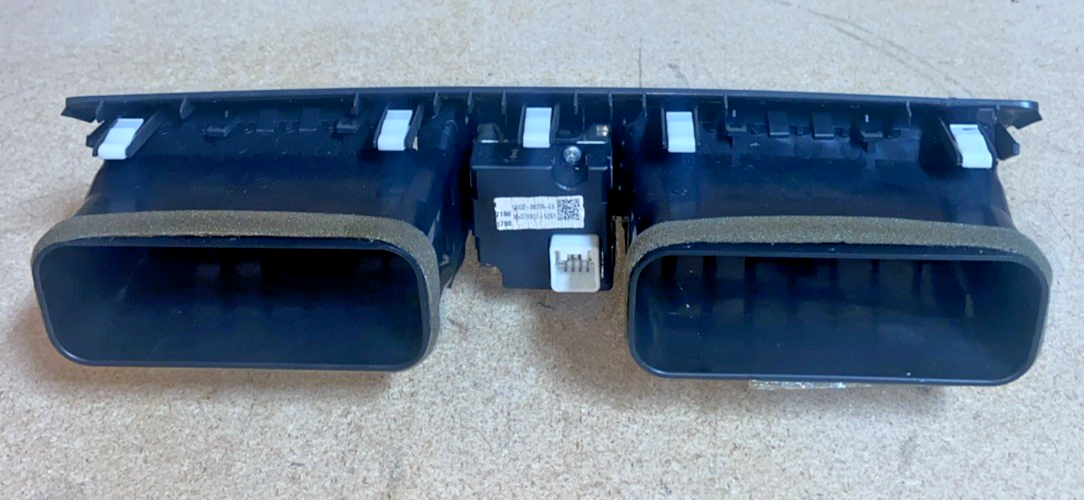2007-2011 Toyota Camry Dashboard A/C Air Vent Assembly 84332-06100 (corner Chip