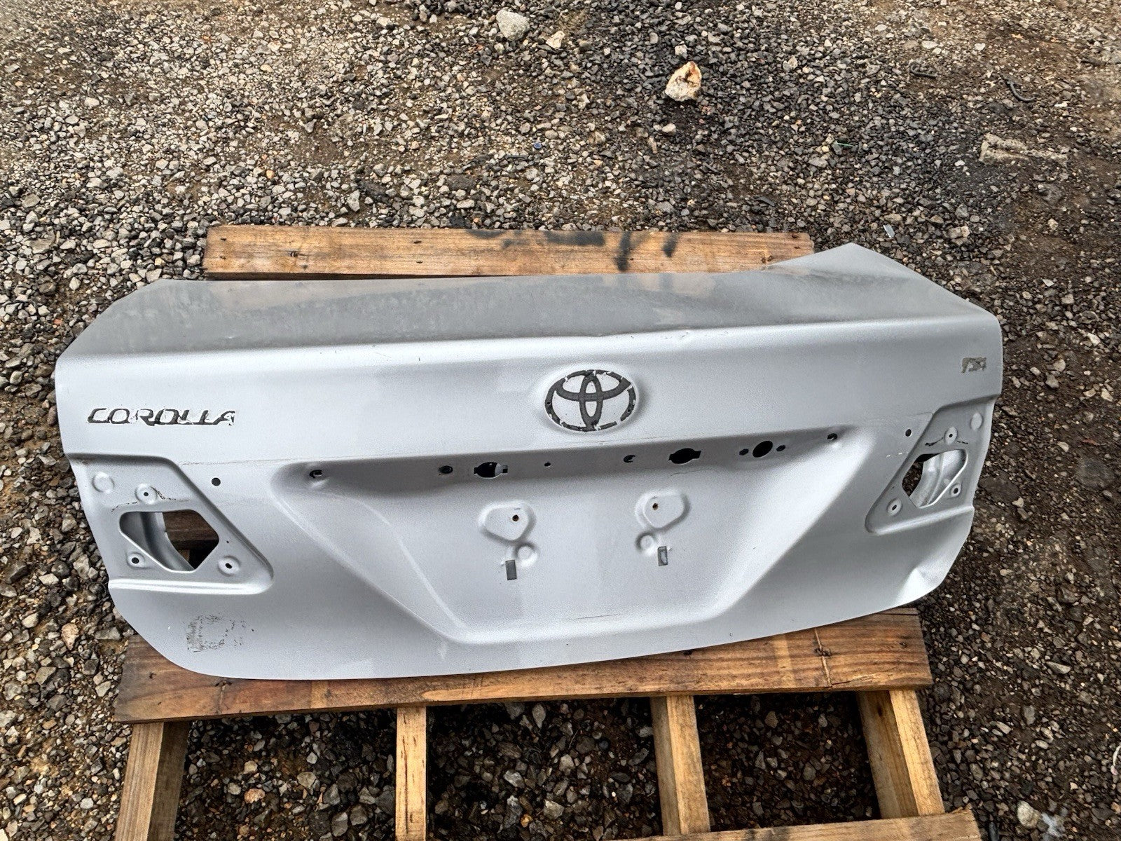 TAPA DE MALETERO TRASERA OEM ORIGINAL TOYOTA COROLLA 2011-2013