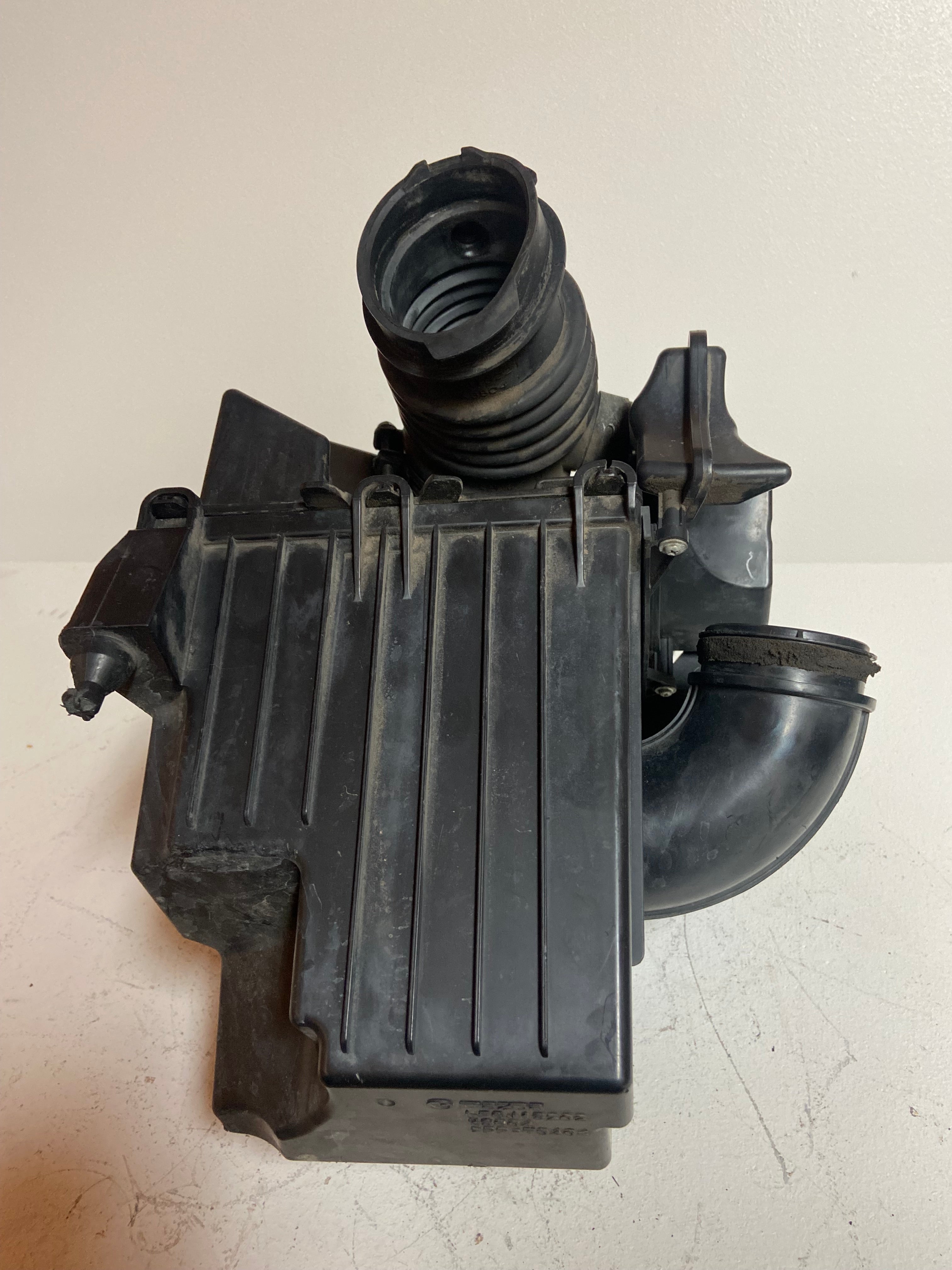 Air intake filter housing with ribbed airflow chamber and large intake duct