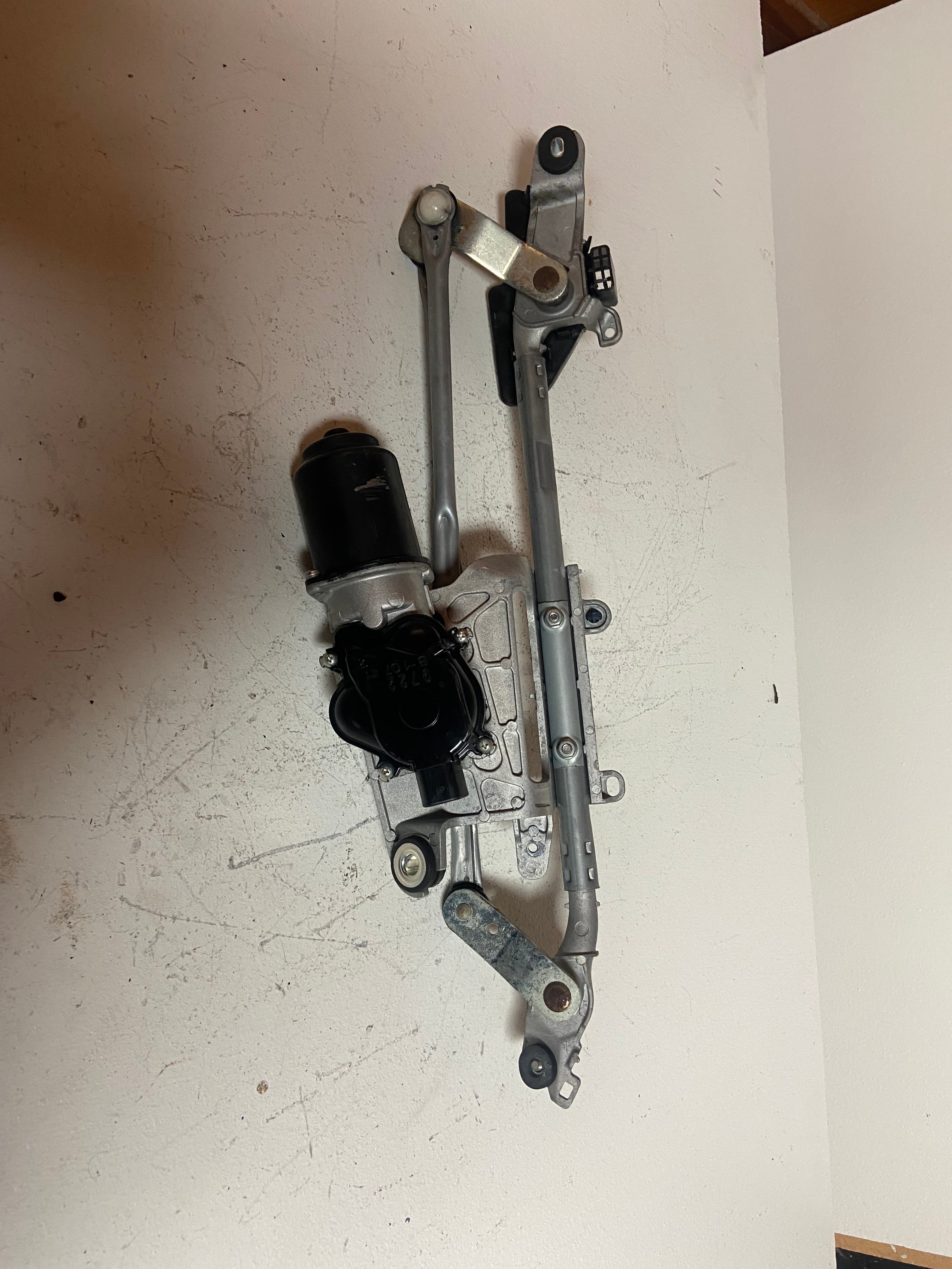 Front windshield wiper motor and linkage assembly with metal linkage arms