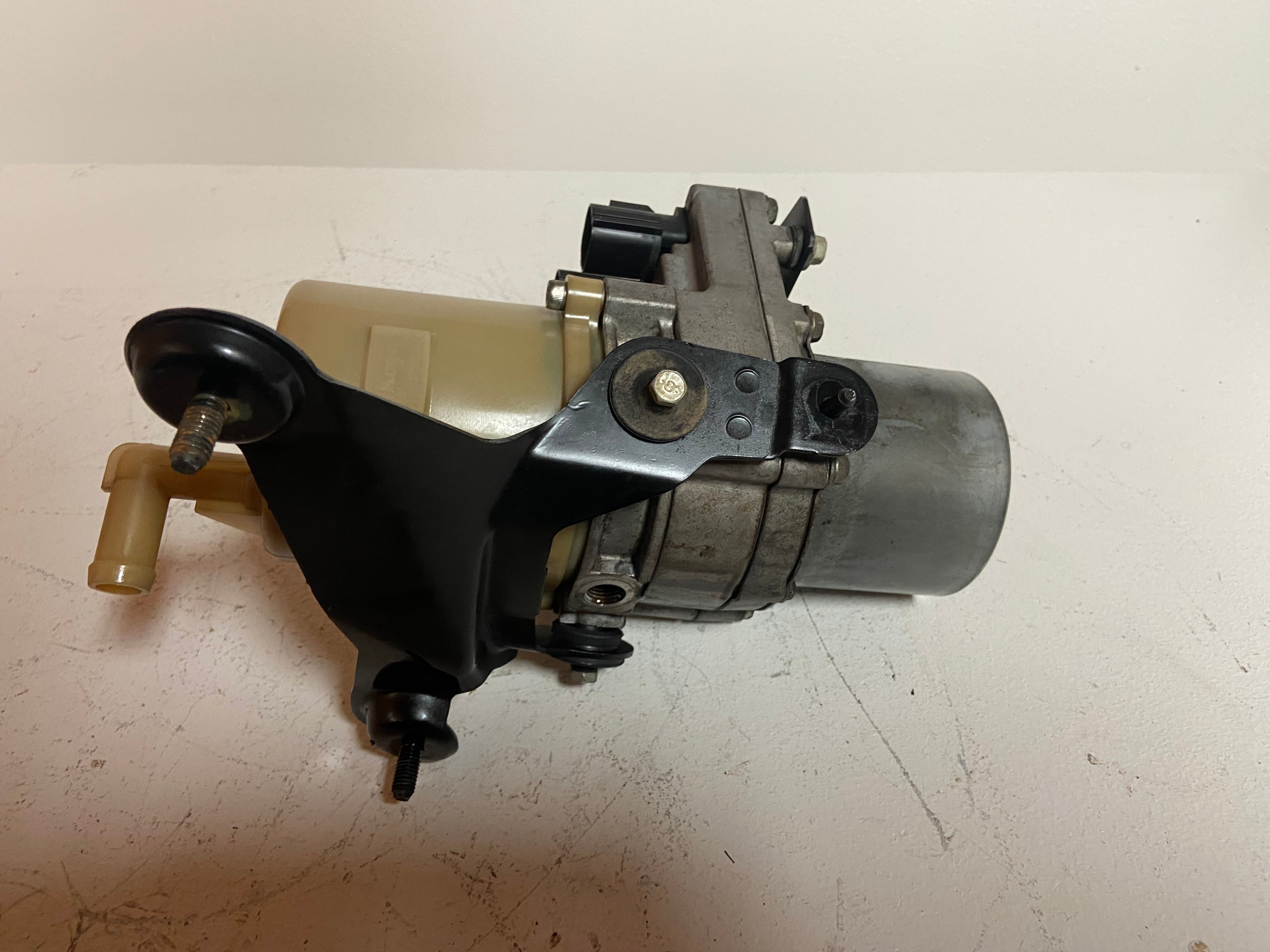 Power steering pump assembly with mounting bracket and hose fittings