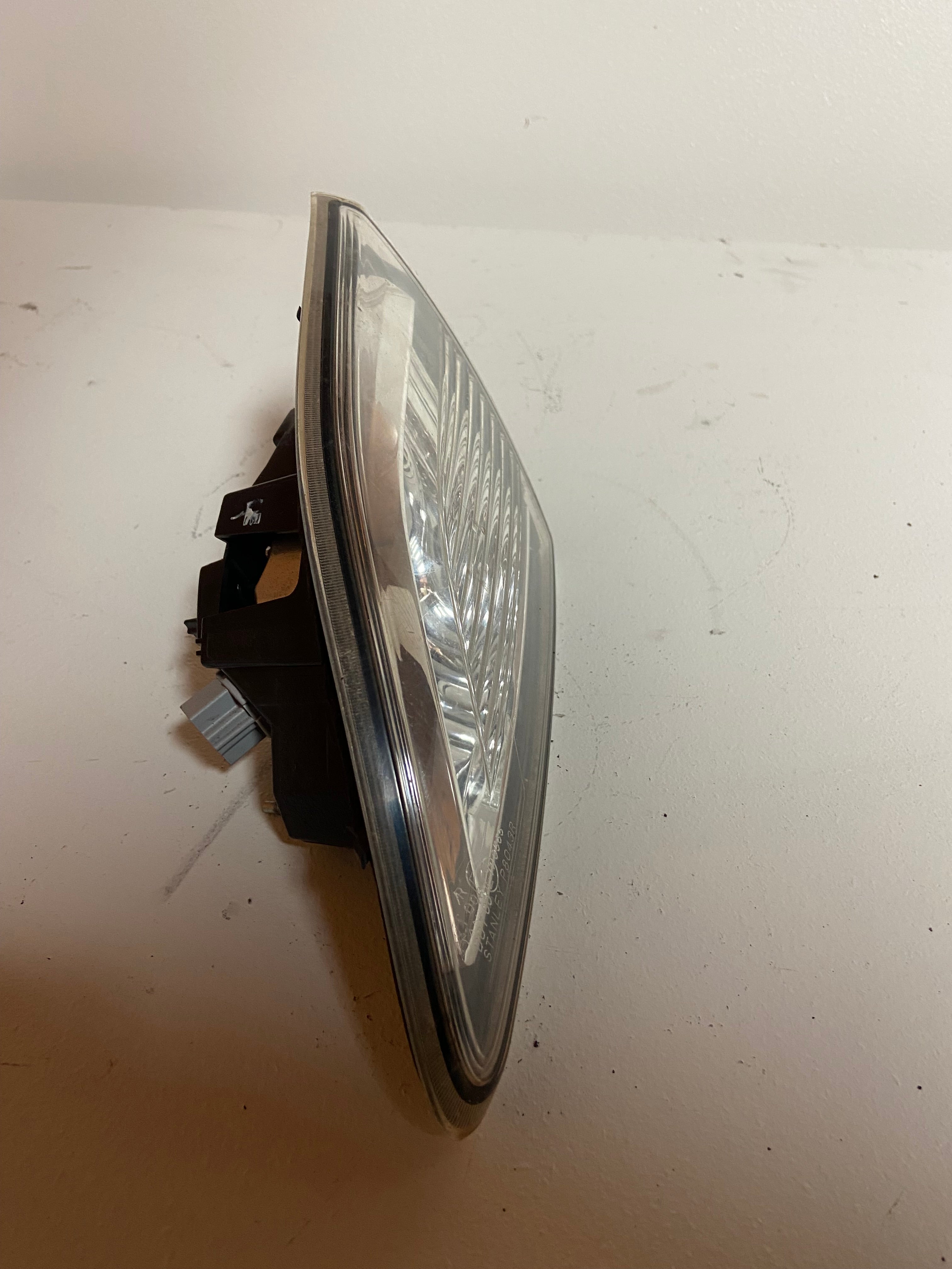 Right rear tail light and reverse lamp assembly, side view of clear lens