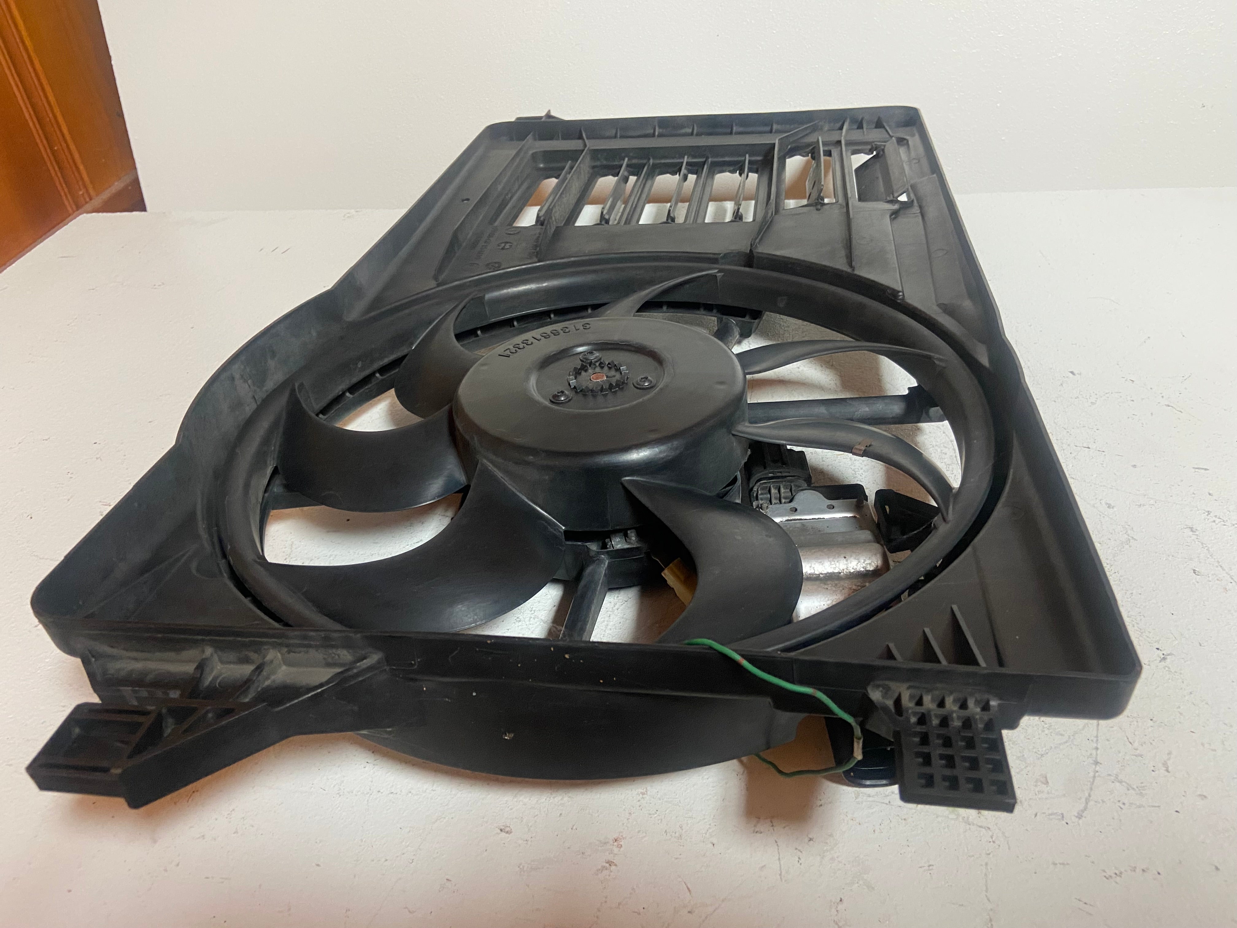 Electric radiator cooling fan assembly with black shroud and center motor fan