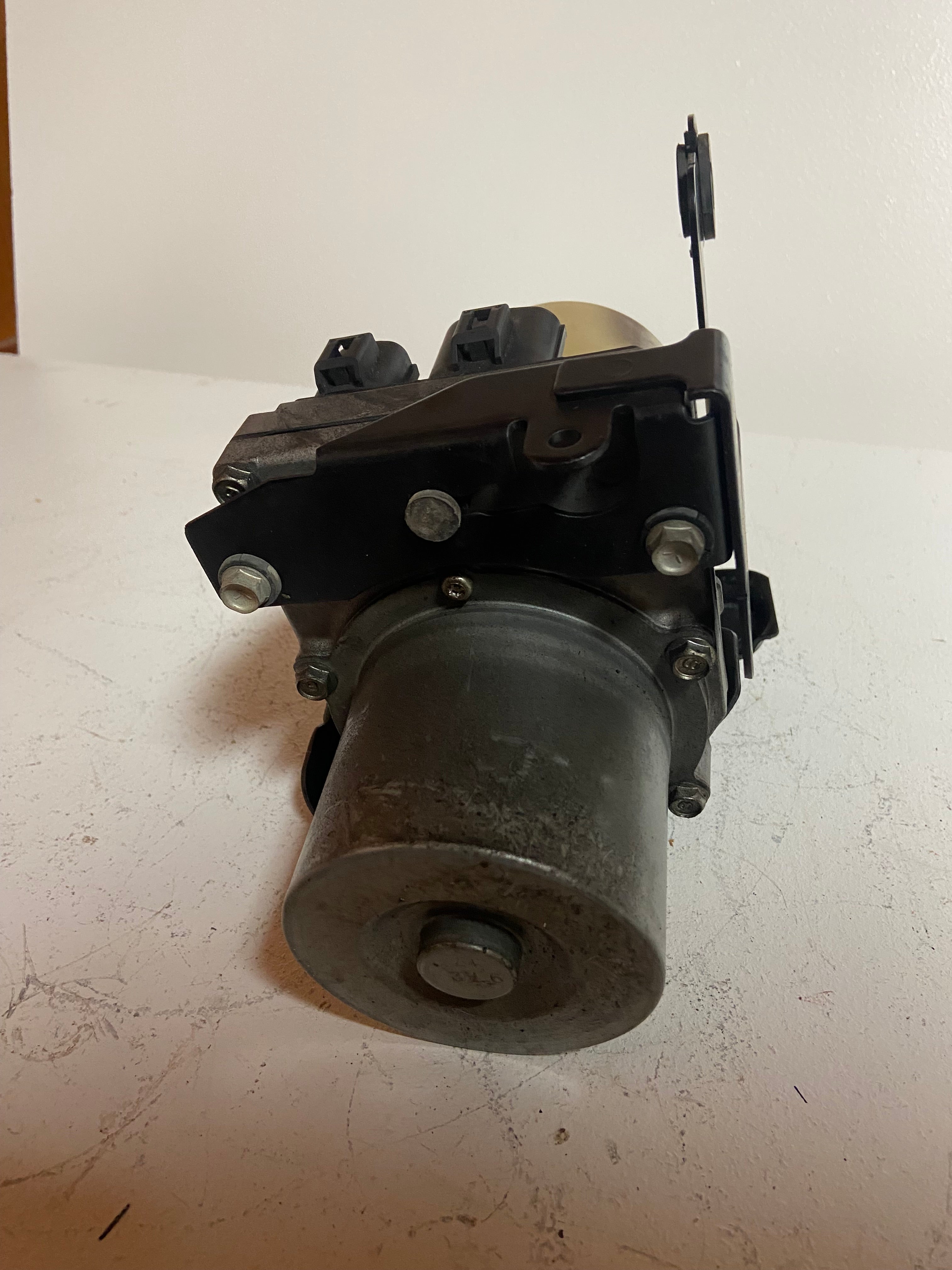 Power steering pump assembly with black bracket and round hydraulic unit
