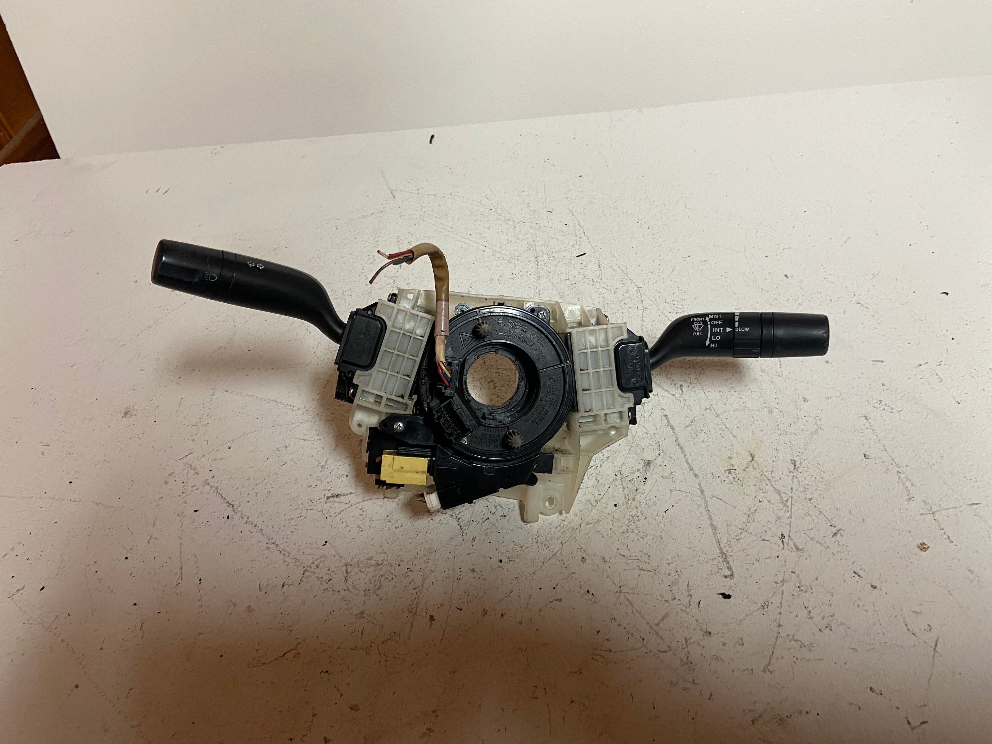 Steering column switch assembly with circular contact ring and two black levers