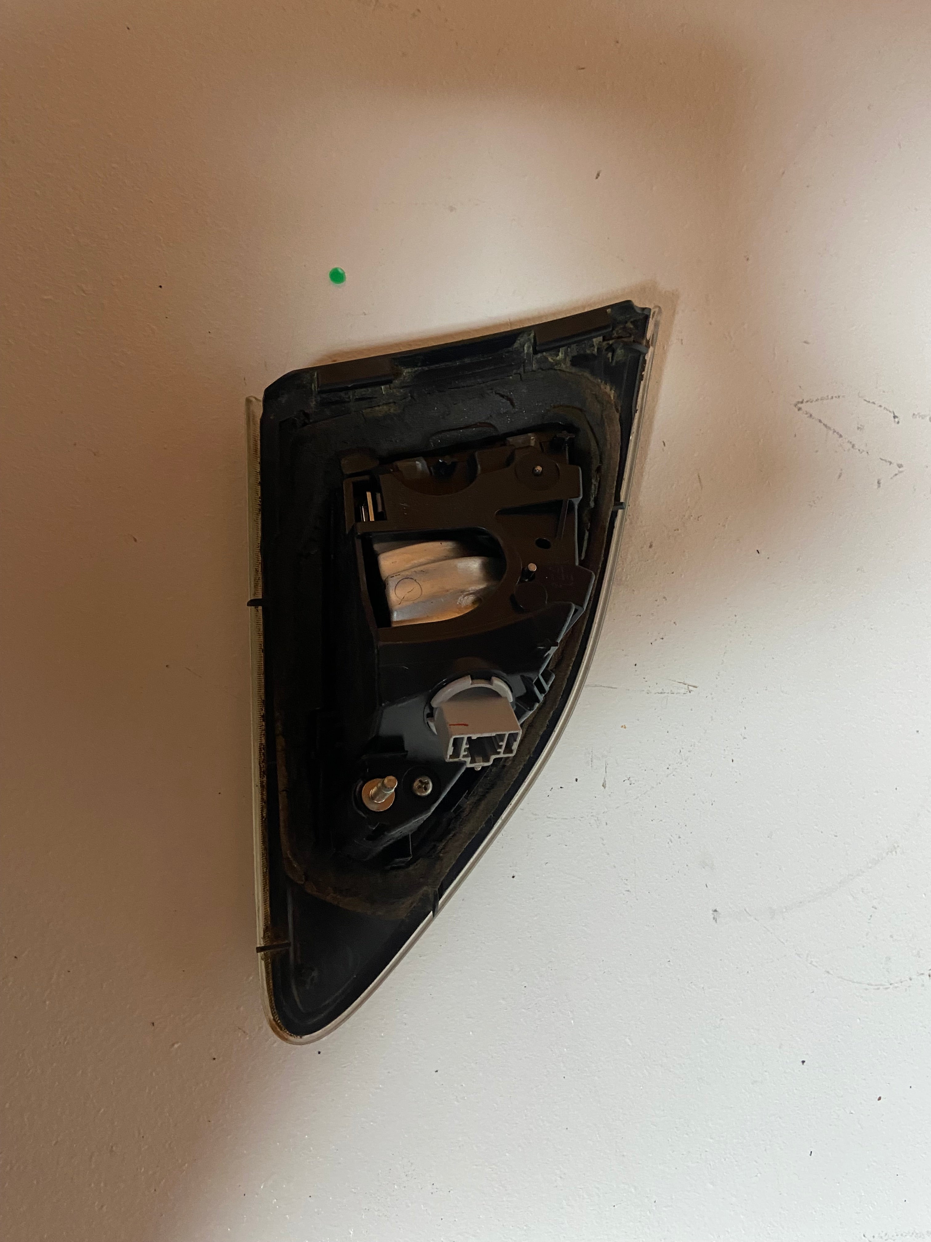 Right rear tail light and reverse lamp assembly, exposed inner lamp components