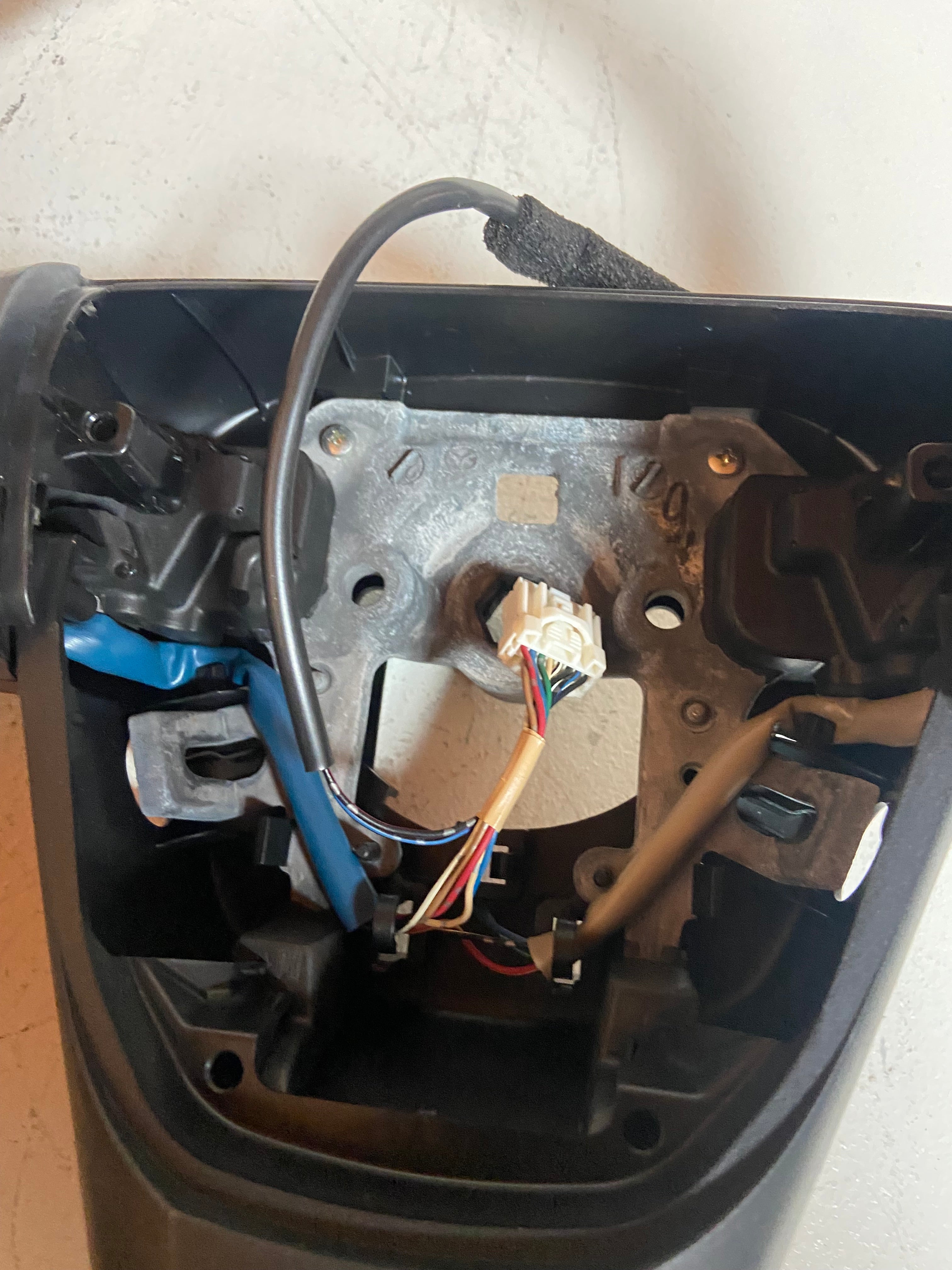 Steering wheel inner frame with multi-wire connectors, close-up from rear side